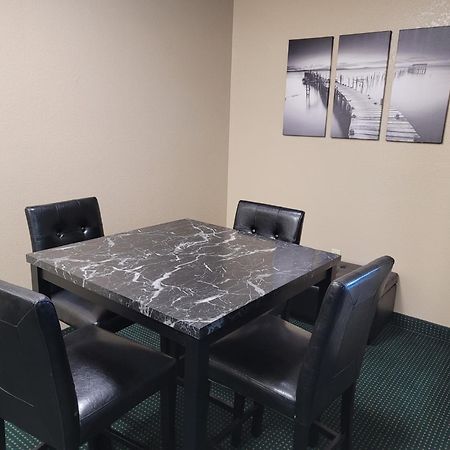 Super 8 By Wyndham Ionia Mi Hotel Екстериор снимка