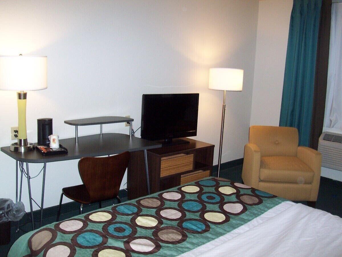 Super 8 By Wyndham Ionia Mi Hotel Екстериор снимка