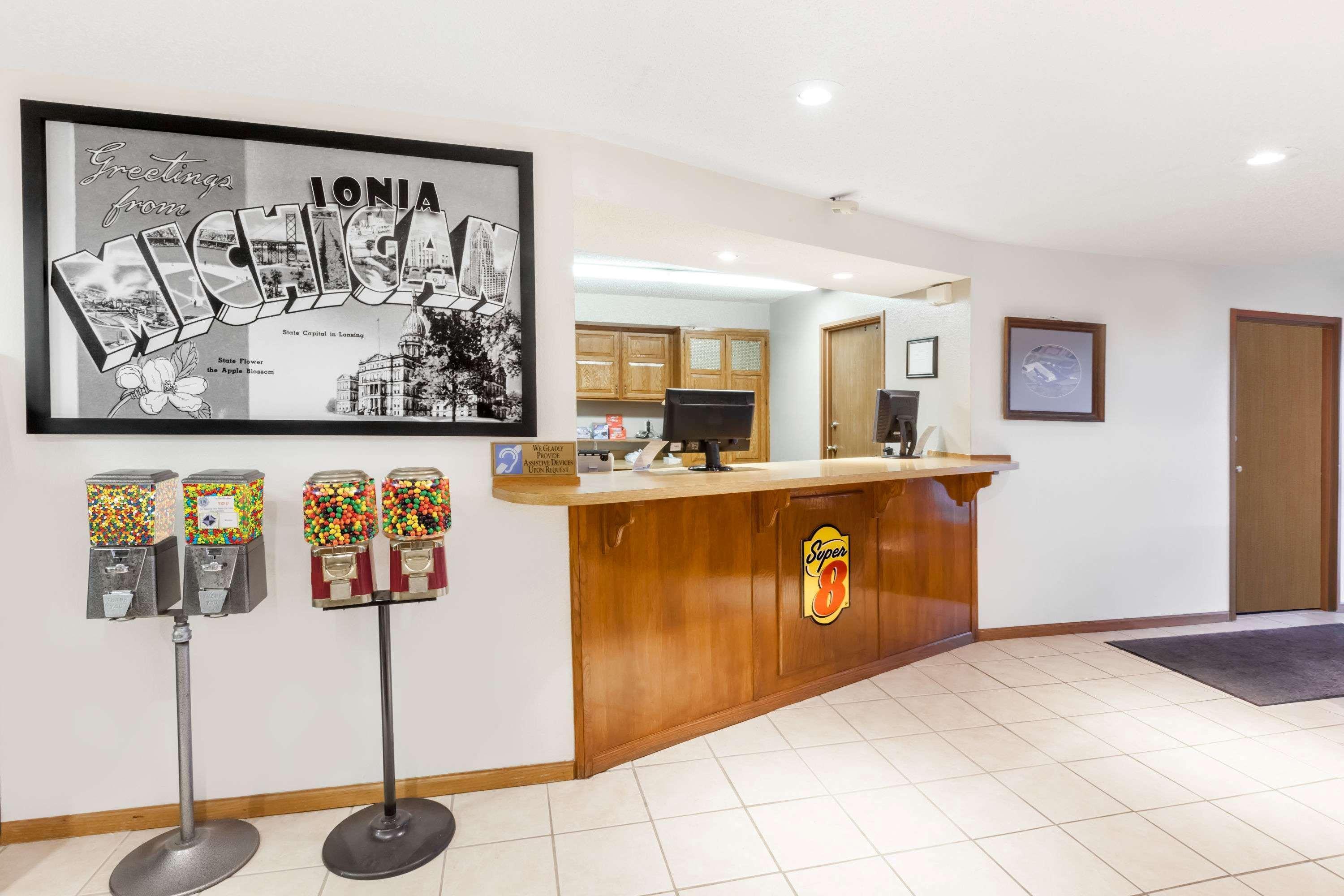 Super 8 By Wyndham Ionia Mi Hotel Екстериор снимка