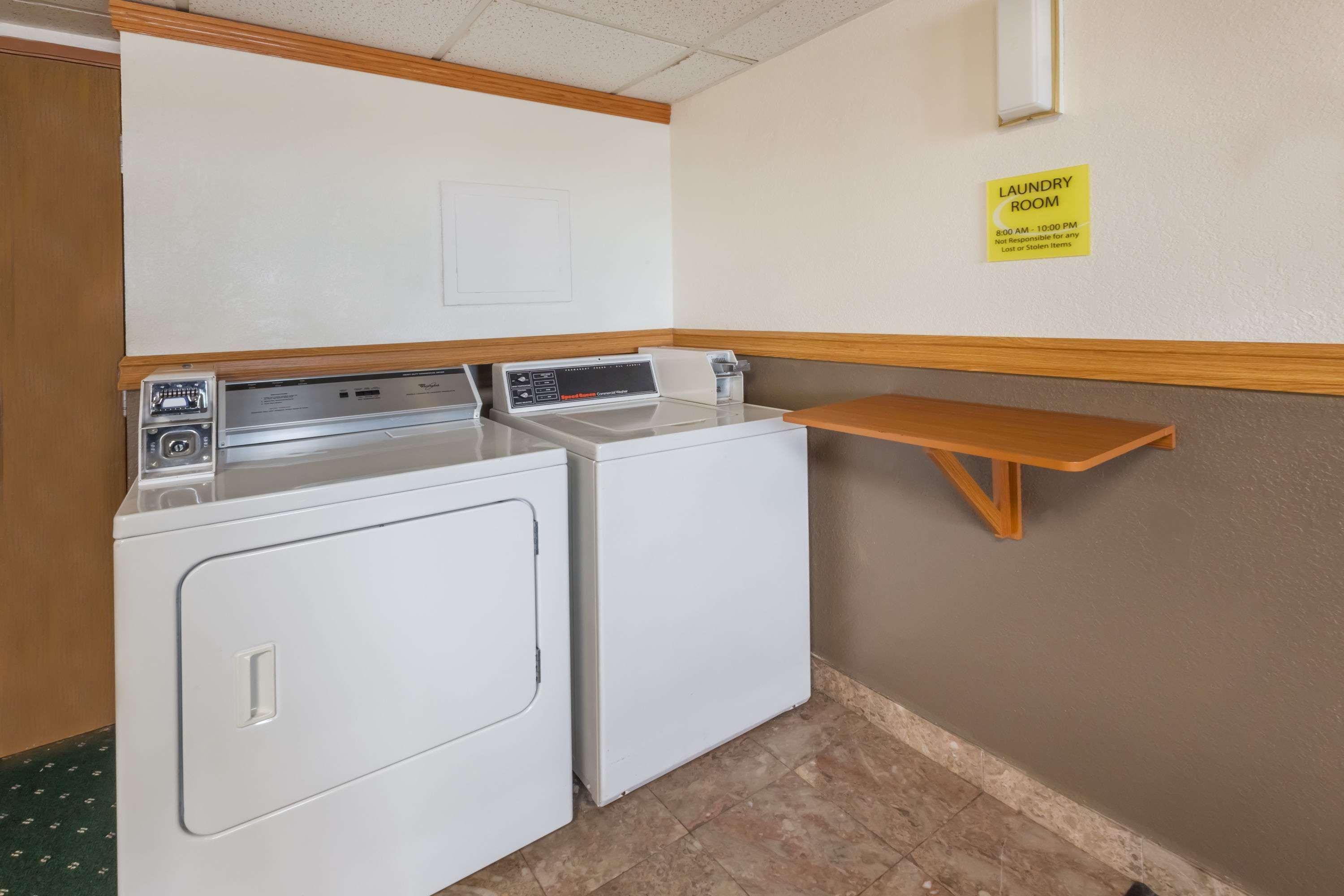 Super 8 By Wyndham Ionia Mi Hotel Екстериор снимка