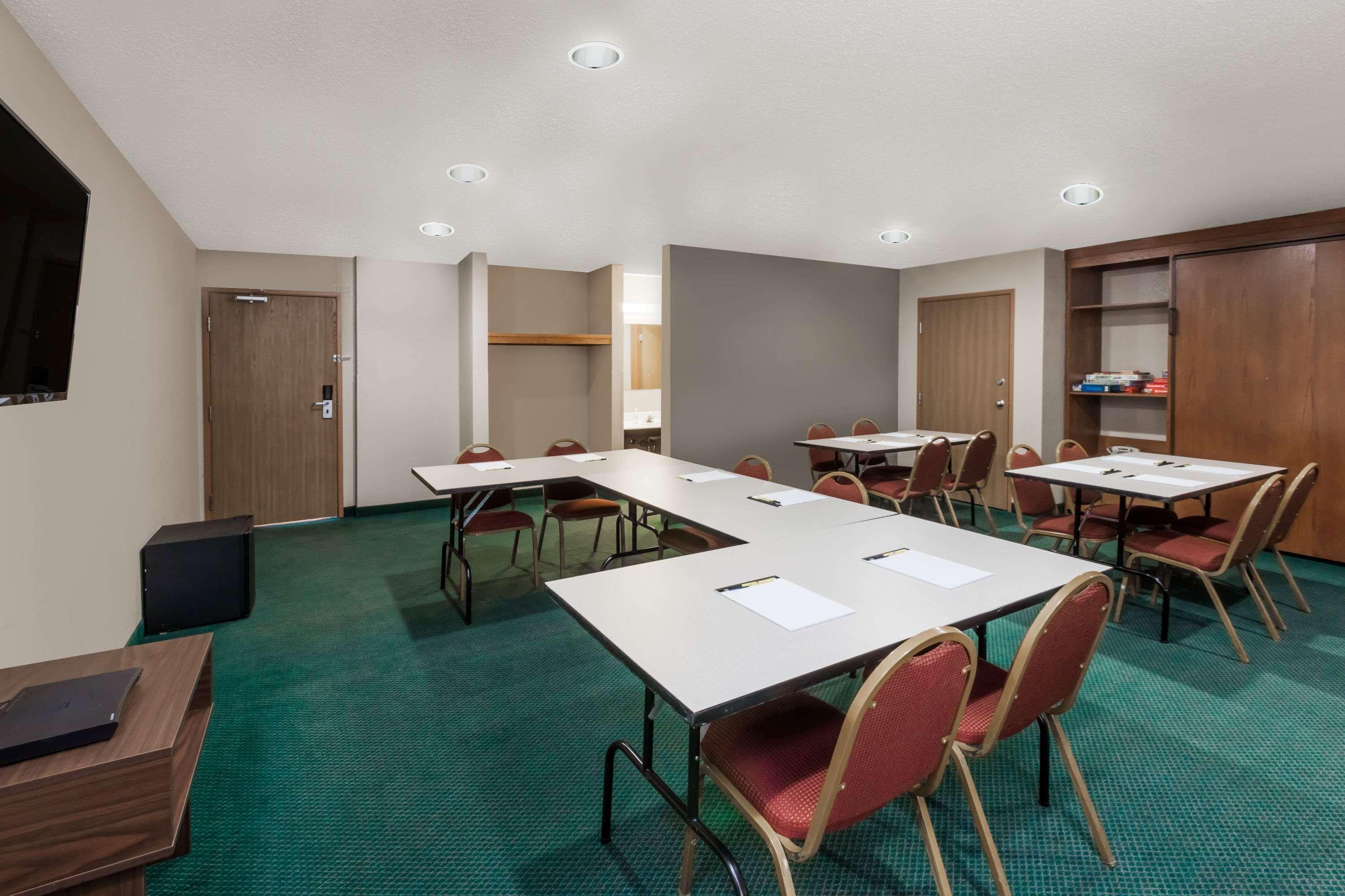 Super 8 By Wyndham Ionia Mi Hotel Екстериор снимка
