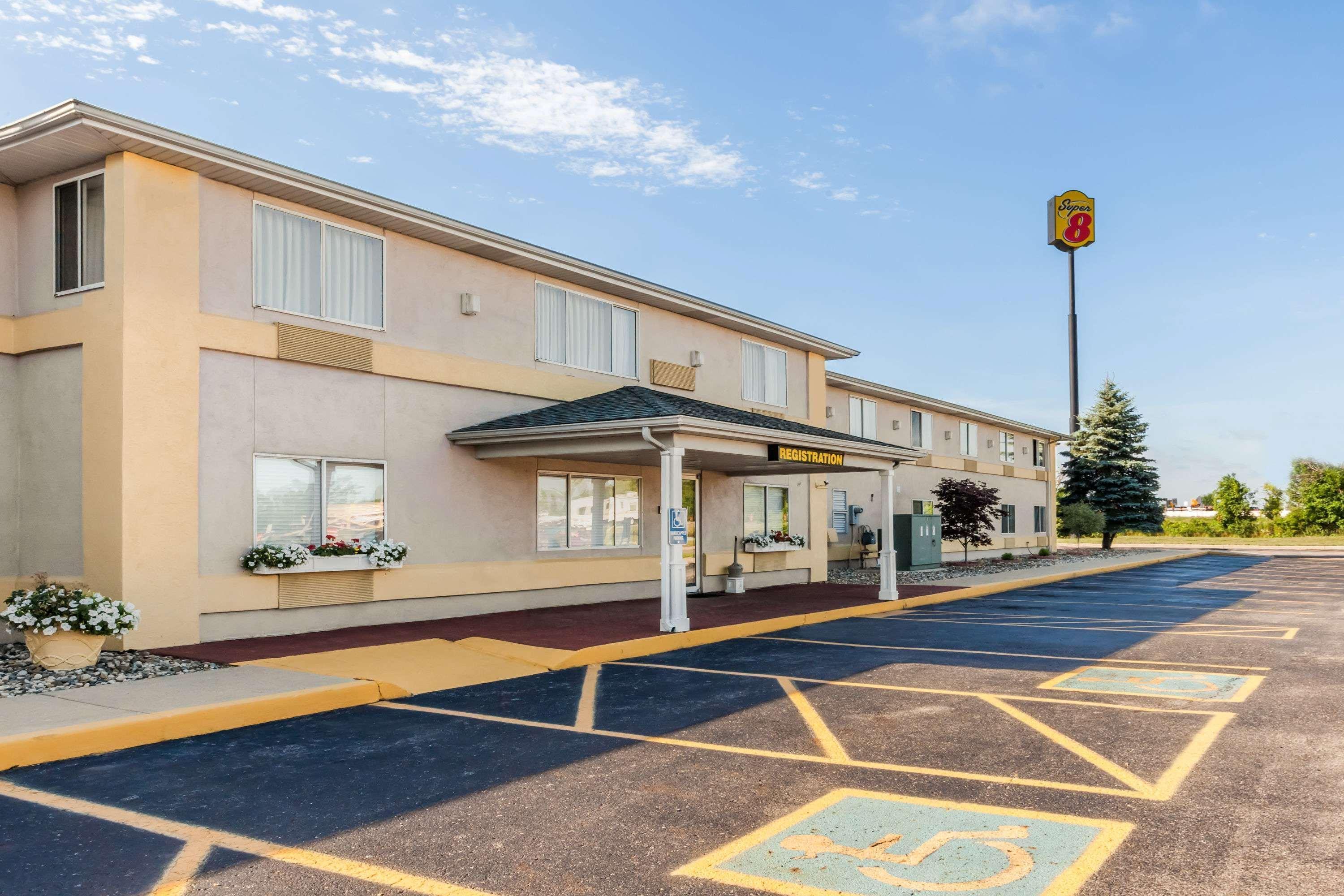 Super 8 By Wyndham Ionia Mi Hotel Екстериор снимка