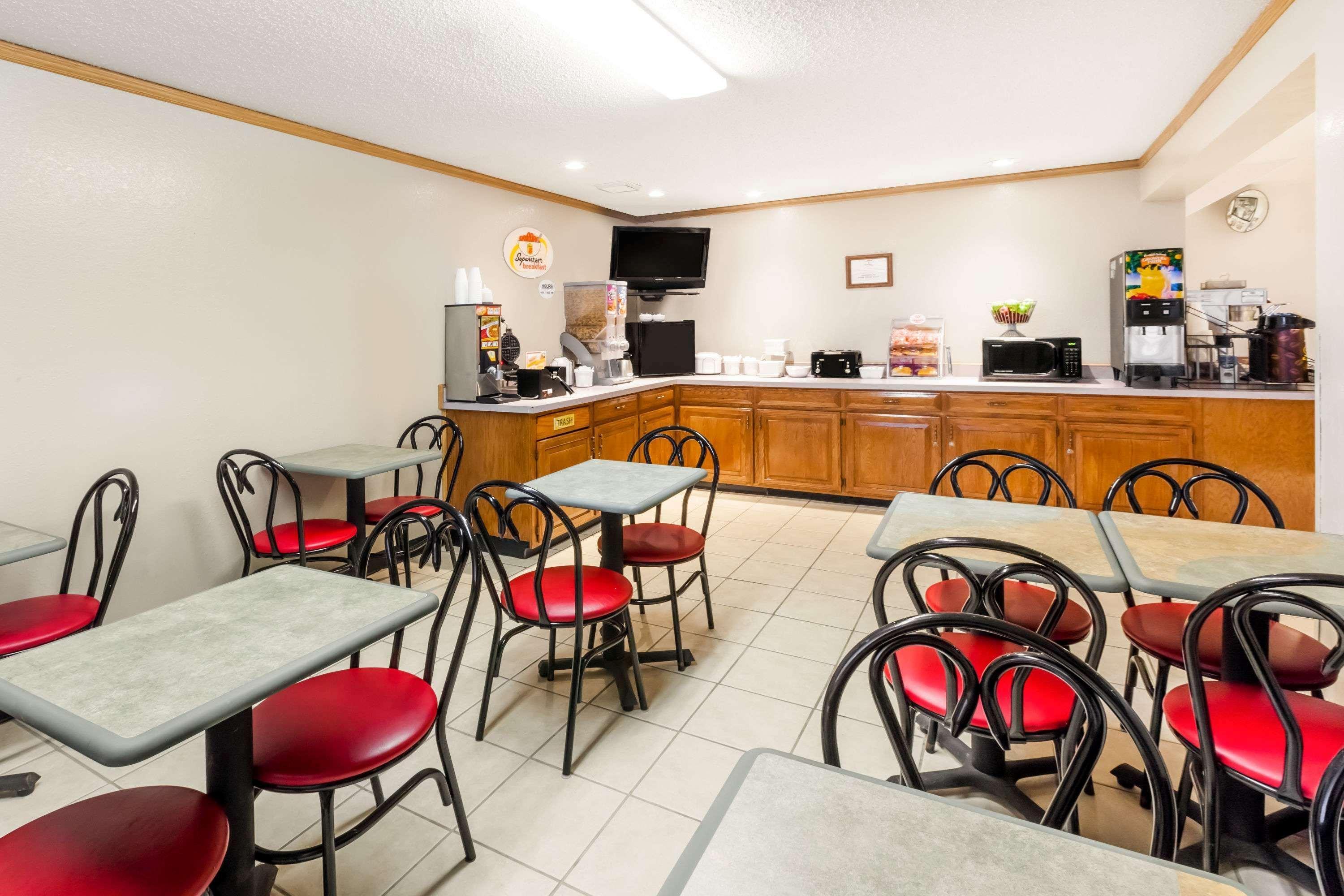 Super 8 By Wyndham Ionia Mi Hotel Екстериор снимка
