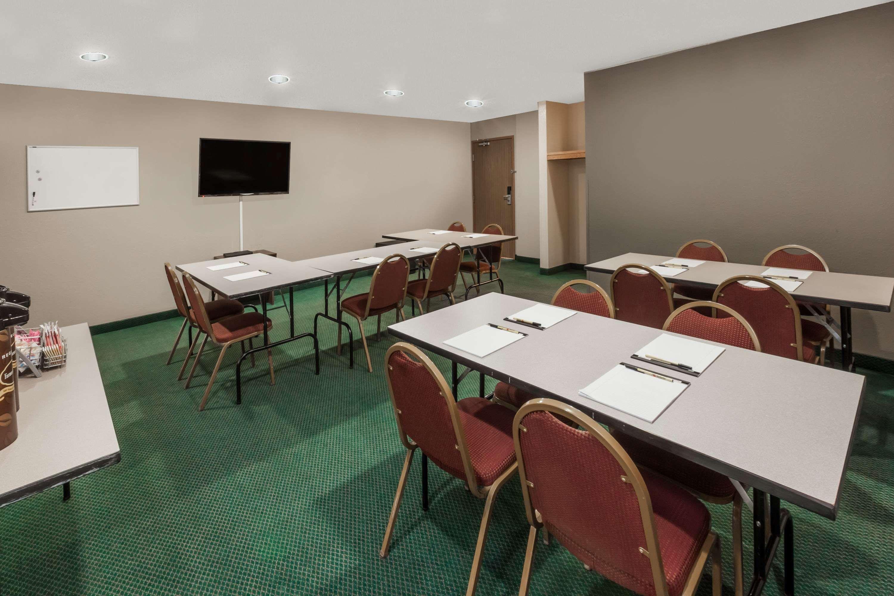 Super 8 By Wyndham Ionia Mi Hotel Екстериор снимка