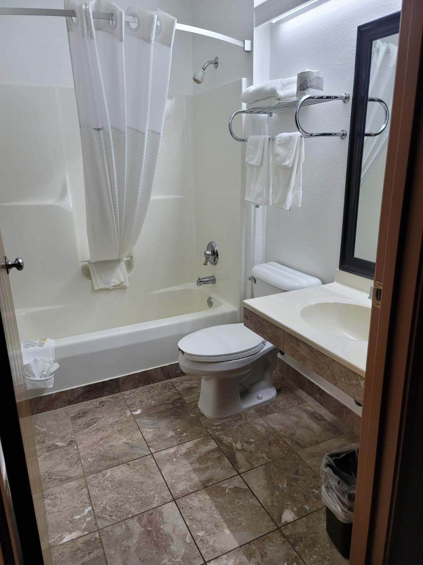 Super 8 By Wyndham Ionia Mi Hotel Екстериор снимка