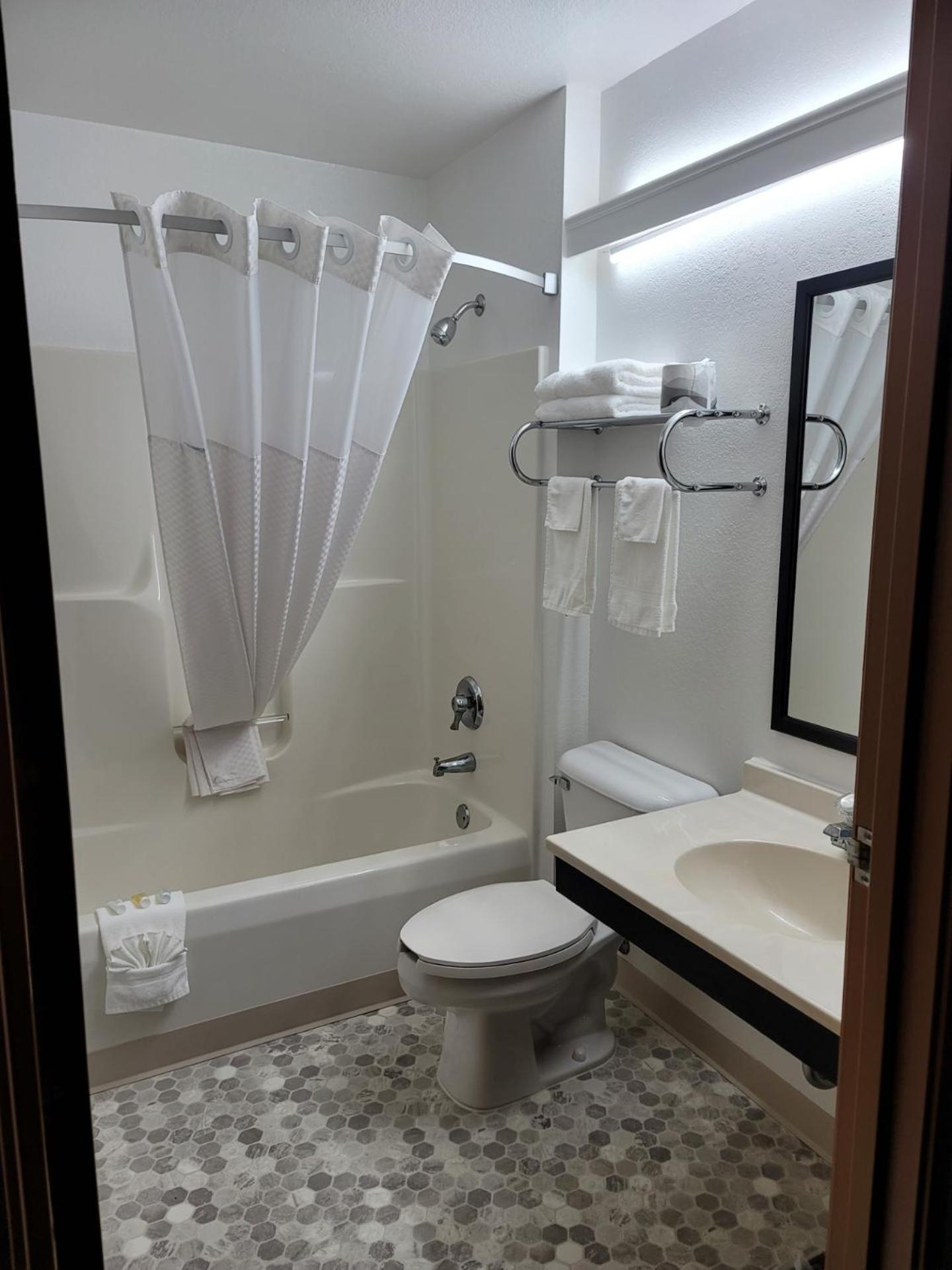 Super 8 By Wyndham Ionia Mi Hotel Екстериор снимка