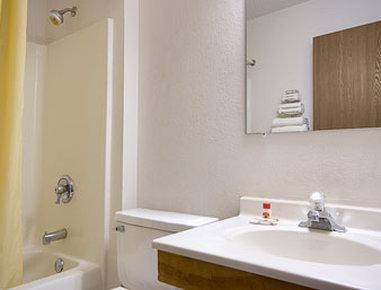 Super 8 By Wyndham Ionia Mi Hotel Екстериор снимка